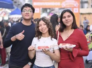 Ambiente festivo con familias disfrutando puestos de comida en el Festival del Esquite organizado bajo la gestión de Patricia Lobeira Rodríguez.