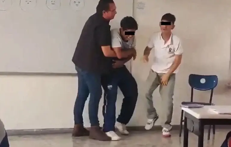 detienen a maestro